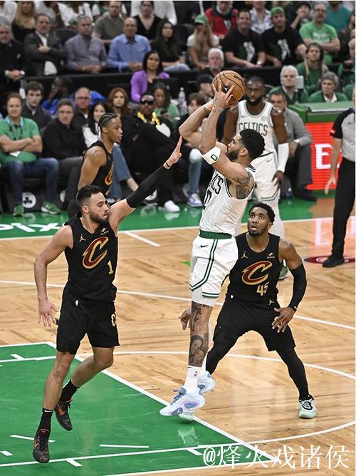 布朗29+10怀特16+7 凯尔特人送国王三连败 布朗29+10怀特16+7 凯尔特人送国王三连败